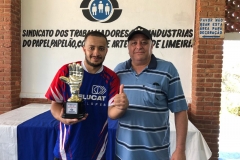 Goleiro menos vazado do Torneio, Diego (empresa Maittra), recebendo seu troféu do diretor Paulo Pavani
